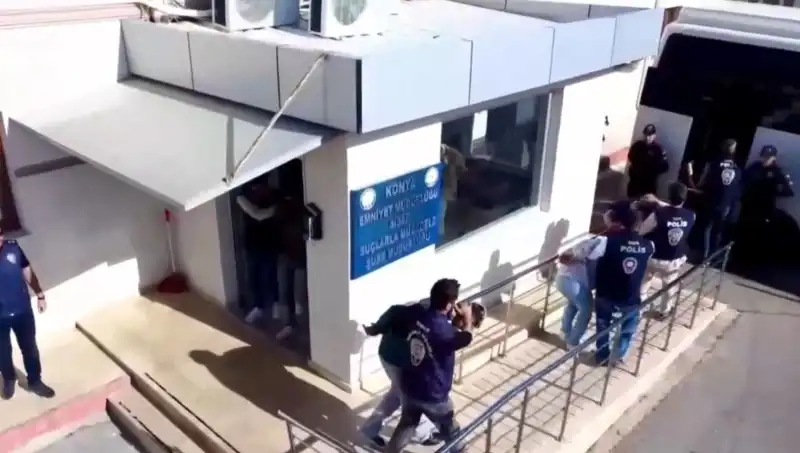 Dolandırıcılık Çetesi Çökertildi: 10 İlde 13 Tutuklama Yapıldı