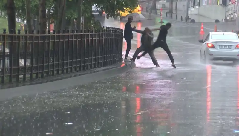 İstanbul ve İzmir İçin Meteorolojiden Kritik Uyarılar: Turuncu Kodlu Alarm Geldi!
