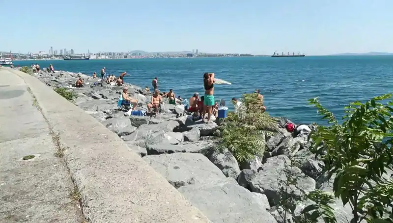 İstanbul’da Bahar Sevinci: Hava Isındı, Sahiller Dolup Taştı!