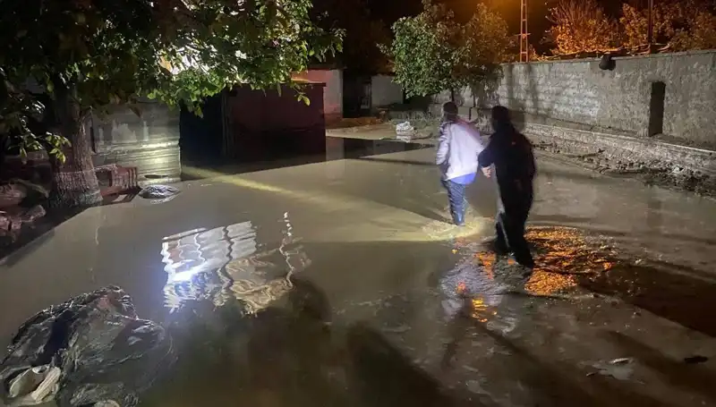20 Dakikalık Şiddetli Yağış, Sel Felaketine Yol Açtı: Evler Tehlikeye Girdi!