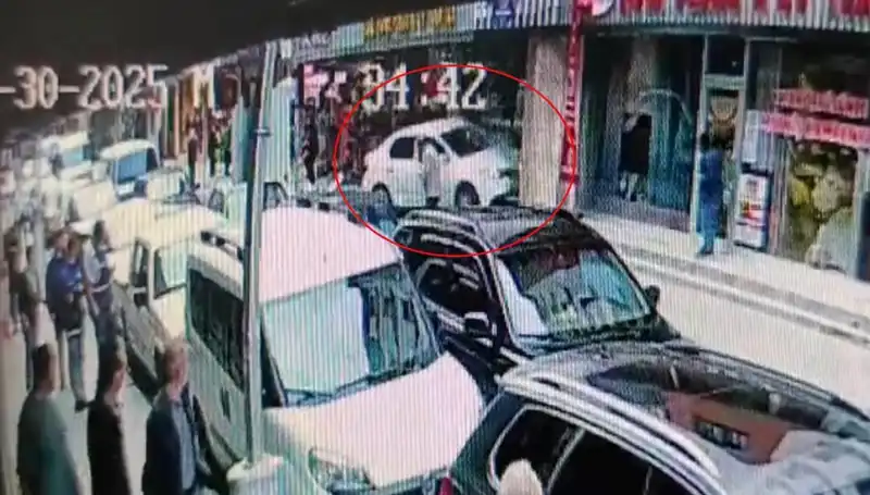 Alkollü Sürücünün Mağaza Kaza Anı İki Çocuğun Hayatını Kurtardı!