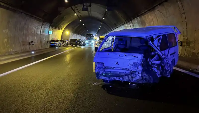 TEM Otoyolu'nda Zincirleme Kaza: Yaralılar ve Trafik Tıkanıklığı Yaşandı