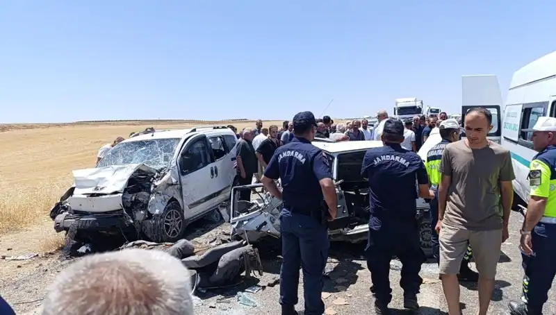 Otomobil ve Hafif Ticari Araç Çarpıştı: Feci Kaza, 4 Kişi Hayatını Kaybetti