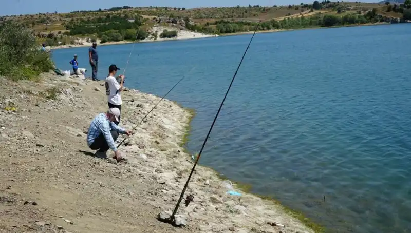 Kafesler Patladı: Baraj Kenarında Yaşanan Büyük Kaos