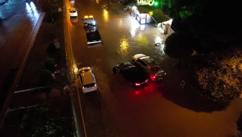 Adana'da Aniden Bastıran Sağanak Yağış, Şehirde Hayatı Felç Etti!