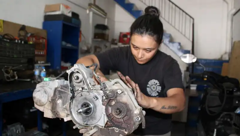 Eşi Çırak Bulamıyor, 33 Yaşındaki Hayriye Motor Ustası Olmaya Karar Verdi