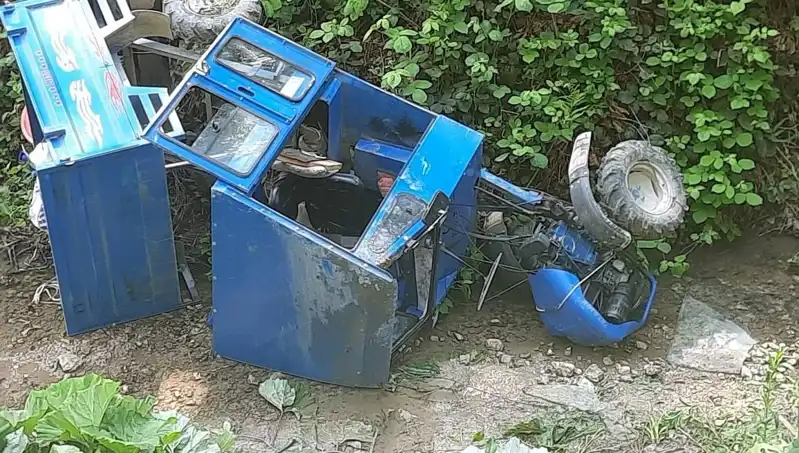 Pat Pat Aracının Devrilmesi Sonucu İki Kişi Yaralandı