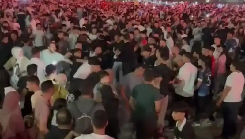 Konserde Çıkan Bıçaklı Kavga: İki Genç Yaralandı, Kalabalık Panik İçinde Kaçtı
