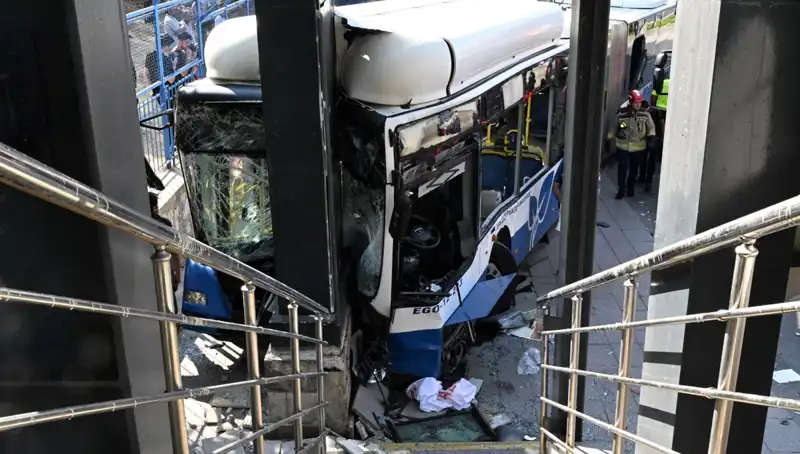 Ankara'daki Belediye Otobüsü Kazasında Bir Kişi Ağır Yaralandı, 27 Kişi Daha Yaralı