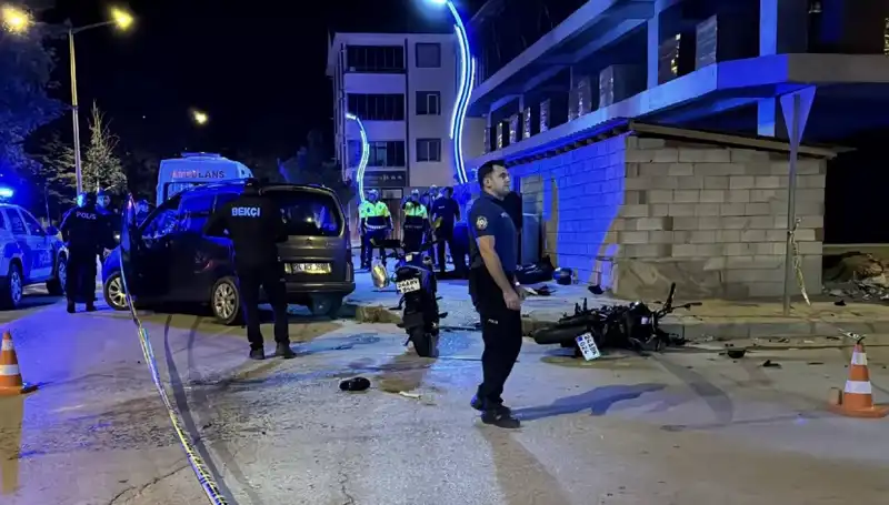 Motosikletle Otomobil Çarpışması: İki Genç Hayatını Kaybetti