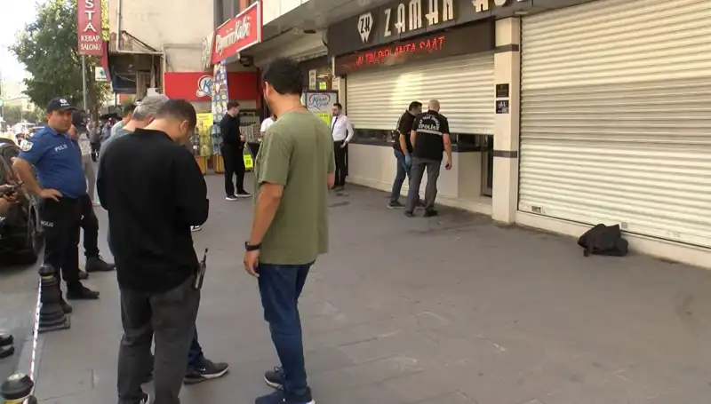 Güpegündüz Cadde Ortasında Kuyumcu Soyma Girişimi: Olay Anı Kamerada