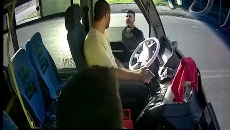 Antalya'da Otobüs Şoförüne Saldırı: Bıçakla Yaralayan Şahıs Yakalandı