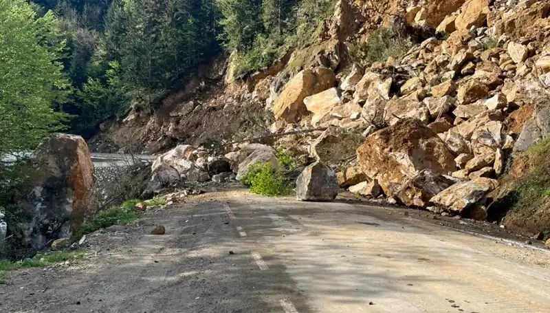 Giresun'da Heyelan Sonrası Yol Ulaşımı Kesildi, Fırtınanın Etkileri Devam Ediyor