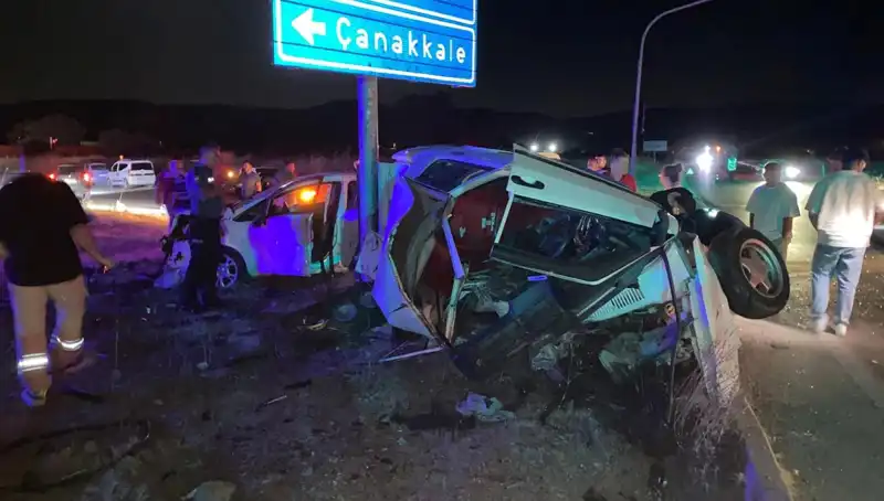 Çanakkale'de İki Otomobil Çarpıştı: Kazanın Ardından Yaralılar Hastaneye Kaldırıldı