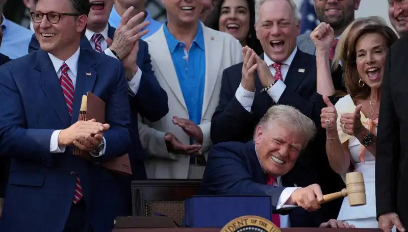 Trump’tan Ekonomiyi Canlandıracak Yeni Yasa Tasarısı Müsfesi