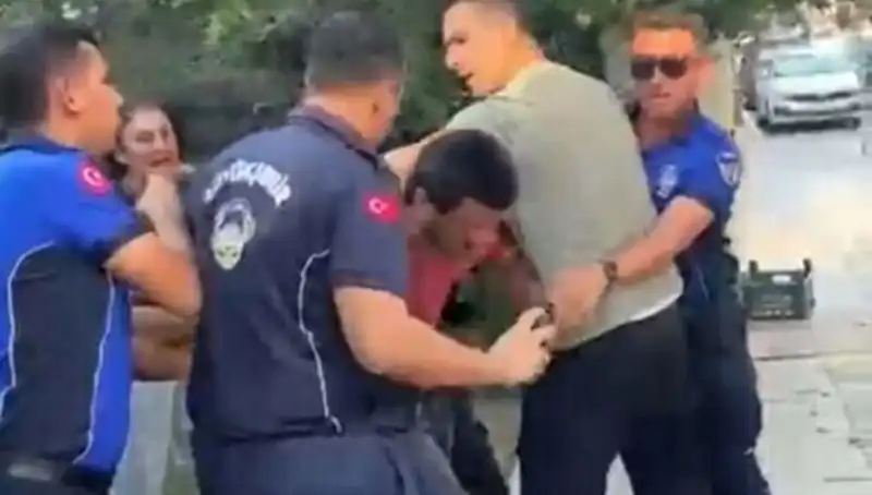 Sokakta Dayak Gören Seyyar Satıcının Dramı: Olayın Ardındaki Gerçekler