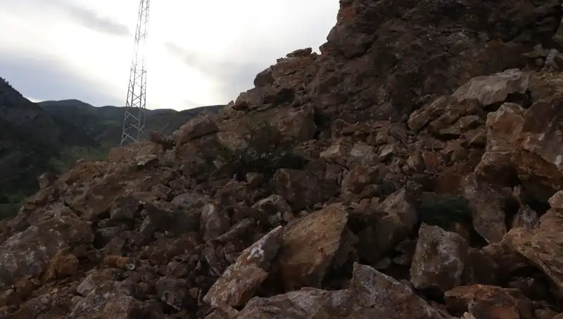 Erzurum’da Heyelan Sonrası Ulaşıma Kapalı Dev Kayalar Yolu