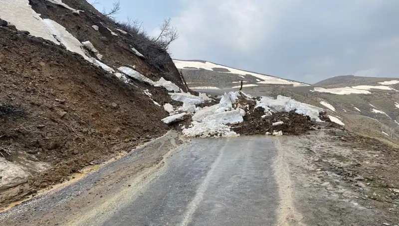 Muş’ta Heyelan Sonrası Kapanan Köy Yoluna Yapılan Müdahale Başarıyla Tamamlandı