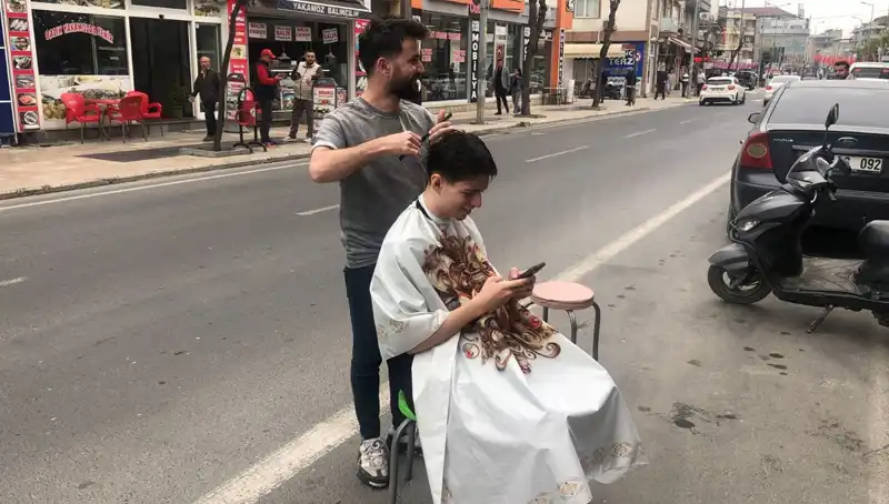 Deprem Anında Yarım Kalan Tıraşını Dışarıda Tamamlayan Adamın Hikayesi