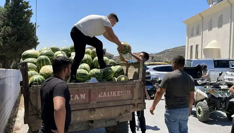 Türkiye’de Karpuz Şöleni: Hayırsever İşadamı Tonlarca Karpuzu Ücretsiz Dağıttı