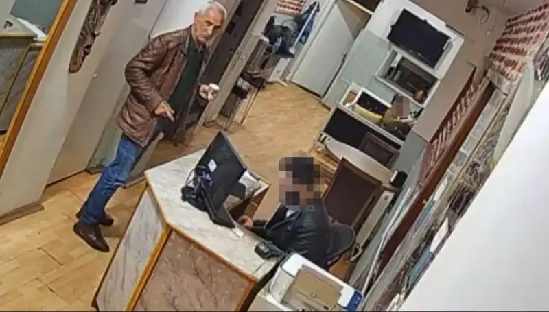 Özgür Özel'e Saldıran Selçuk Tengioğlu'nun Panik Anları Kameralara Yansıdı