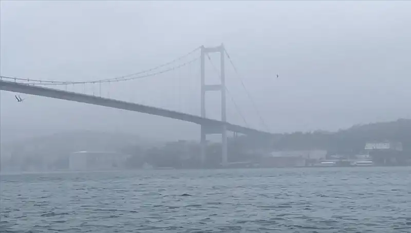 İstanbul Boğazı'nda Gemi Trafiği Sisi Kapatıyor: Denizciler Dikkat!