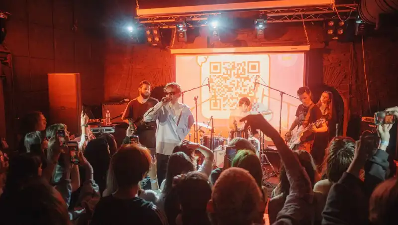 Savaşın Gölgesinde: Aynı Şehirde Hem Saldırı Hem Konser Düzenleniyor