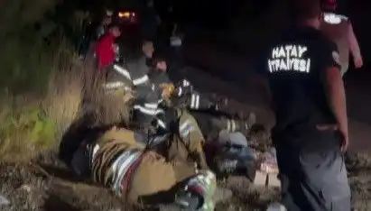 Hatay İtfaiyesi’nde Yorgunluk Molası: Yangınla Mücadele Ekibi Dinleniyor