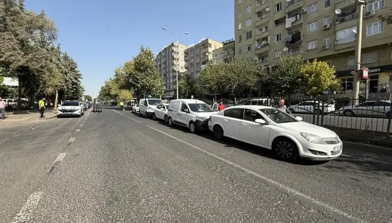 Diyarbakır’da Korkutan Trafik Kazası: 5 Araç Birbirine Girdi