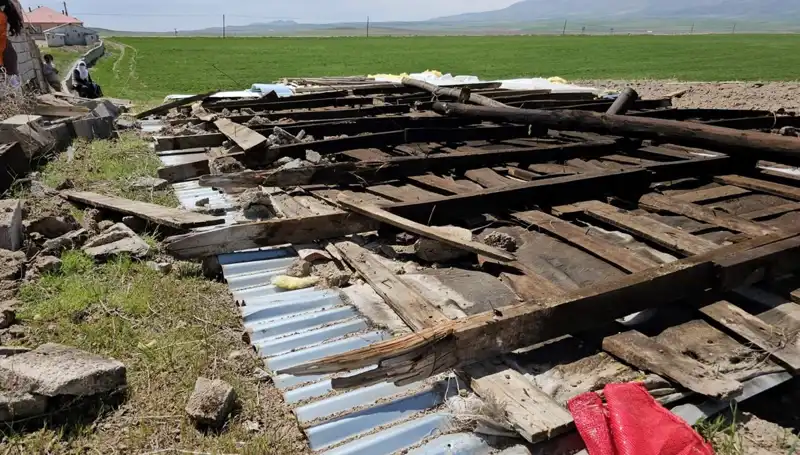 Bitlis'te Fırtına İle Gelen Felaket: Çatılar Uçtu, Hayatlar Alt Üst Oldu