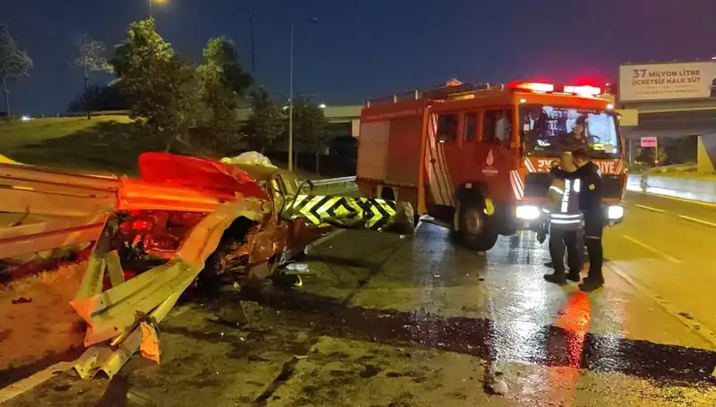 Bariyerler Otomobile Saplandı: Korkunç Kaza ve Ağır Yaralı Sürücü