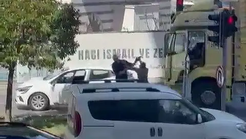 İstanbul Trafiğinde Dehşet Anları: Çekiçli Saldırı Gözler Önünde Yaşandı
