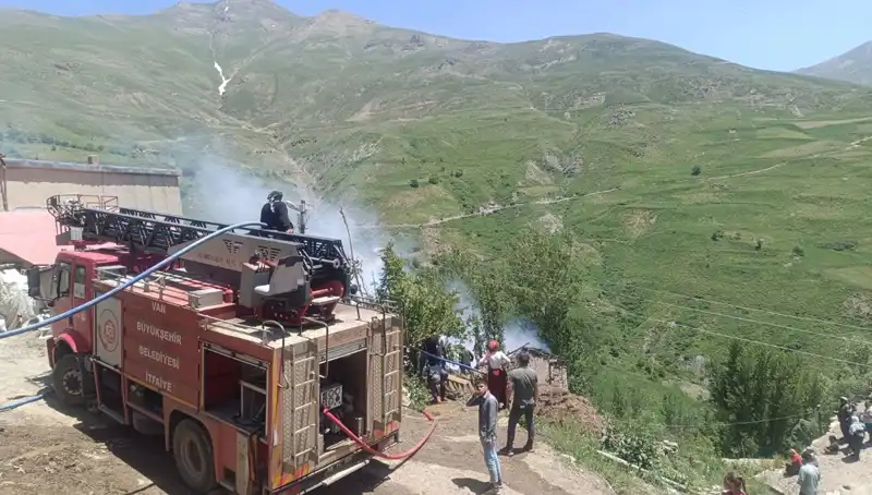 Van'da Trajik Yangın: Bir Çocuk Hayatını Kaybetti, Detaylar Ortaya Çıktı