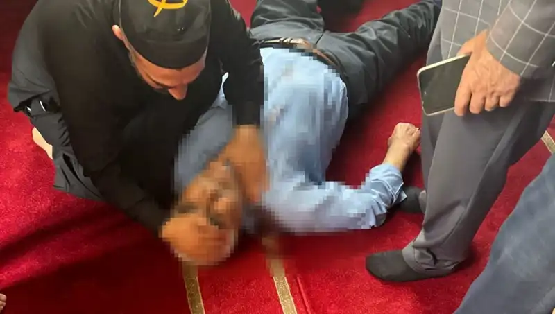Camide Namaz Kılarken Bıçaklanan Adam Hayatta Kaldı: Olayın Perde Arkası
