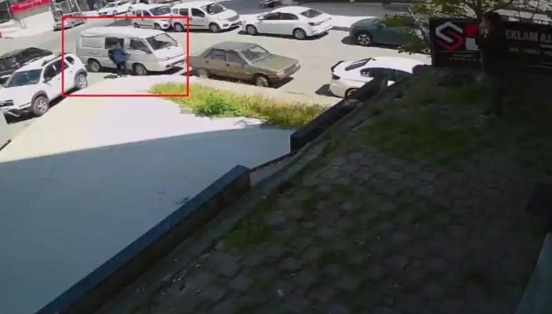 Aracını Çalmak İsteyen Hırsızı Cesur Bir İsim Suçüstü Yakaladı