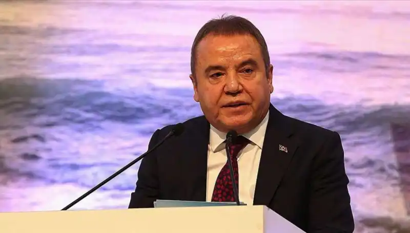 Antalya'nın Dinamik Lideri: Muhittin Böcek'in Hayatı ve Başarıları