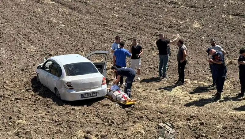 Osmaniye'de Dehşet Anları: Otomobil Tarlaya Uçtu, Üç Kişi Yaralandı