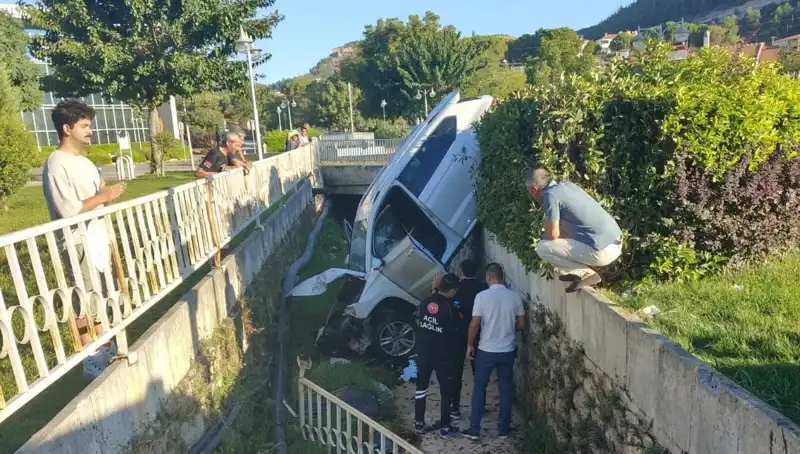 Muğla'da Direksiyon Hareketi Kaza Yol Açtı: Görgü Tanıkları Şokta