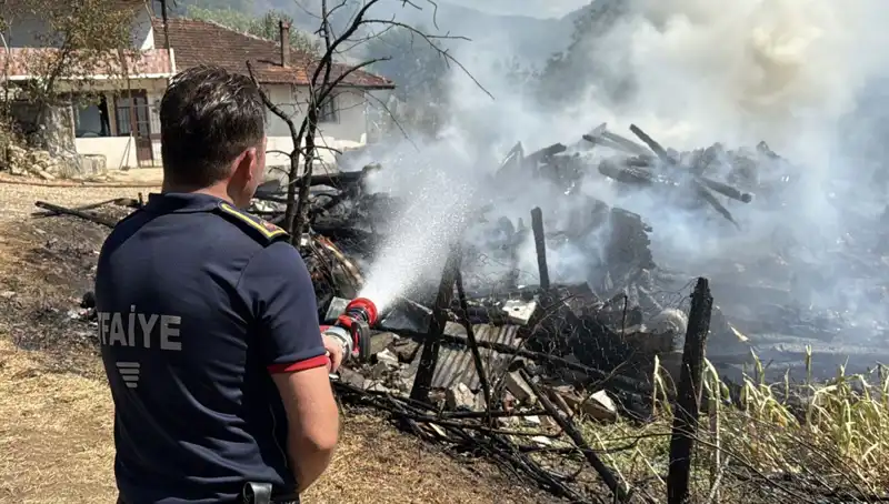 Evde Patlak Veren Yangın, Orman Yangınına Dönüşerek Büyüyor