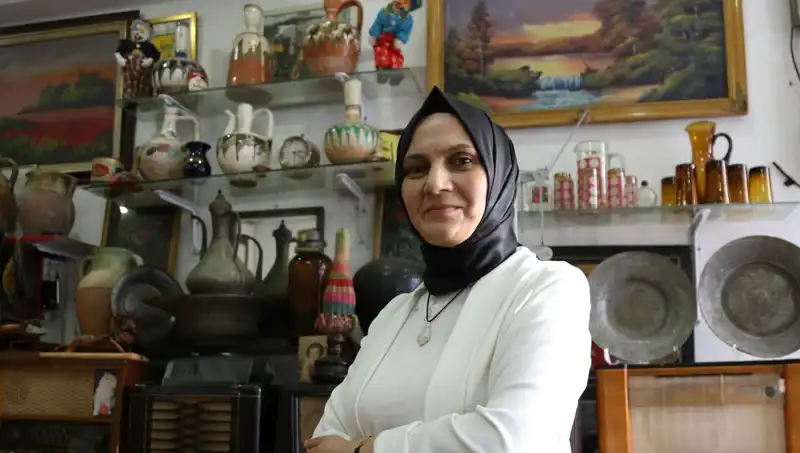 Eşine Kızıyordu, Şimdi Eski Eşyalarla Para Kazanıyor!