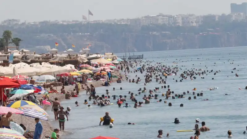 Antalya'da Sıcak Deniz, Tatilcileri Büyülüyor: Yaz Keyfi Devam Ediyor!
