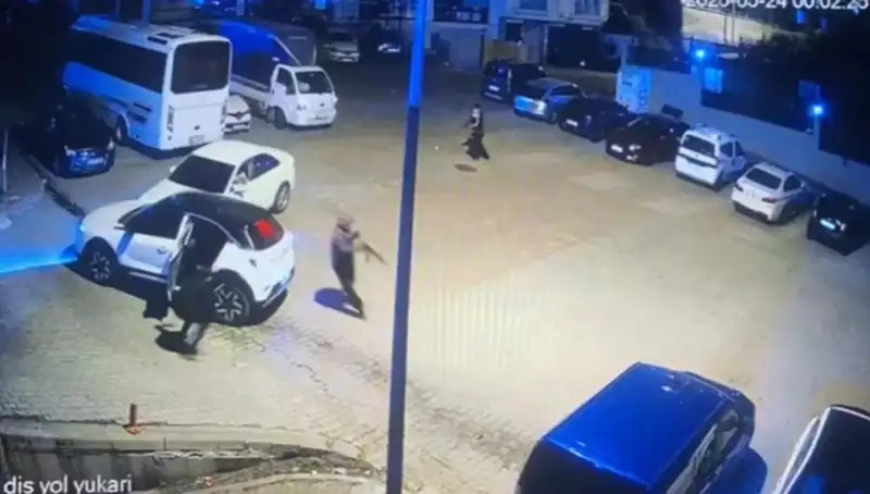 Kağıthane'de Maskeli Saldırganların Silahlı İftira Atağı: Korku Dolu Anlar