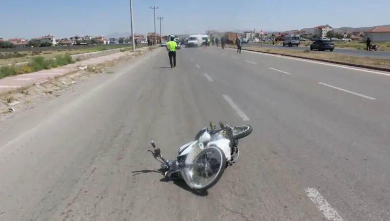 Dur İhtarına Uymayan Araç, Polise Çarparak Kaçmaya Çalıştı