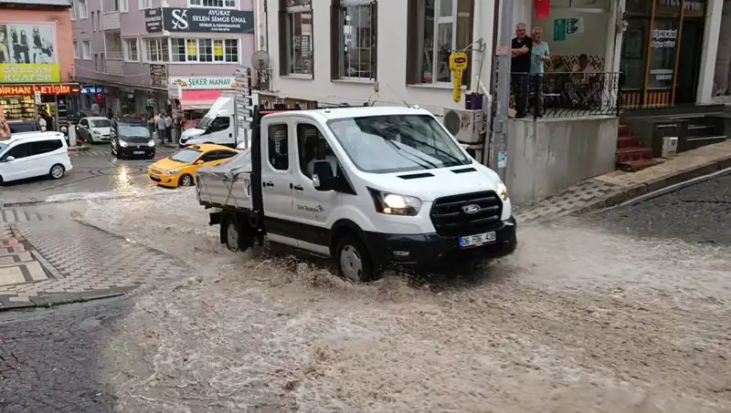 10 Dakikada Gelen Sağanak: Şehirde Su Baskınları Kaosa Yol Açtı