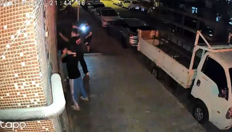 "Abinin Selamı Var" Diyerek Saldırdılar: Etek Giydirip Darp Ettiler!