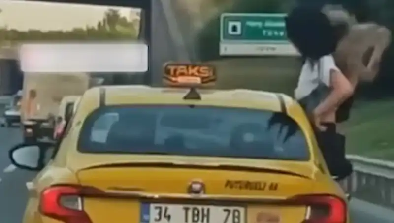 TEM Otoyolunda Taksinin Camından Sarkan Gençler Şok Etti