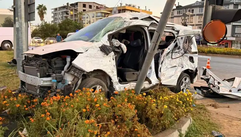 Antalya'daki Midibüs Kazasında Altı Kişi Yaralandı: Detaylar