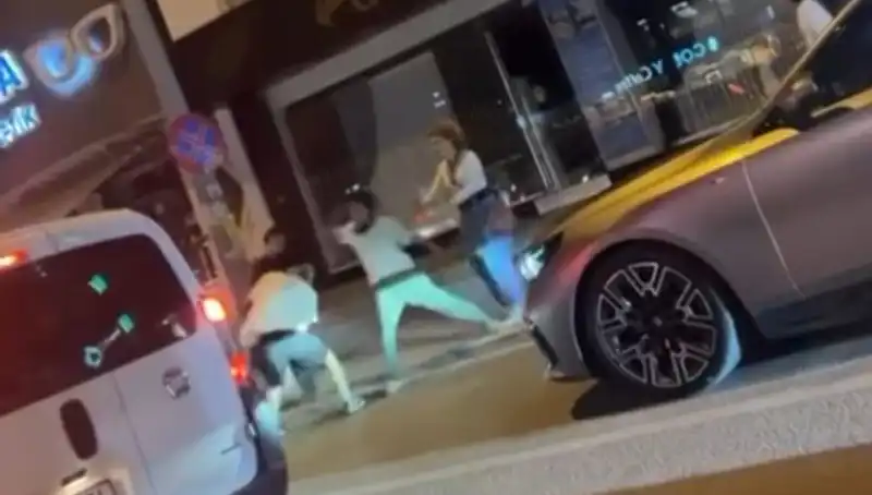 Cadde Boks Ringine Döndü: Muhteşem Kavga Anları Sokaklarda Yaşandı