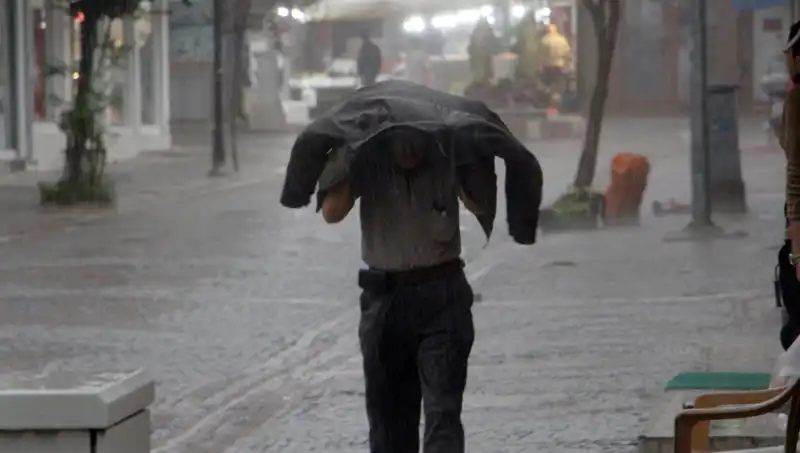 Türkiye'nin 25 İlinin Gökyüzü Sarı Kodla Uyarıyor: Kuvvetli Sağanak Geliyor!