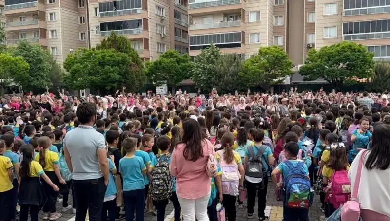 Öğrencilerden Annelerine Unutulmaz Bir Sürpriz: Duygusal Anlar Yaşandı